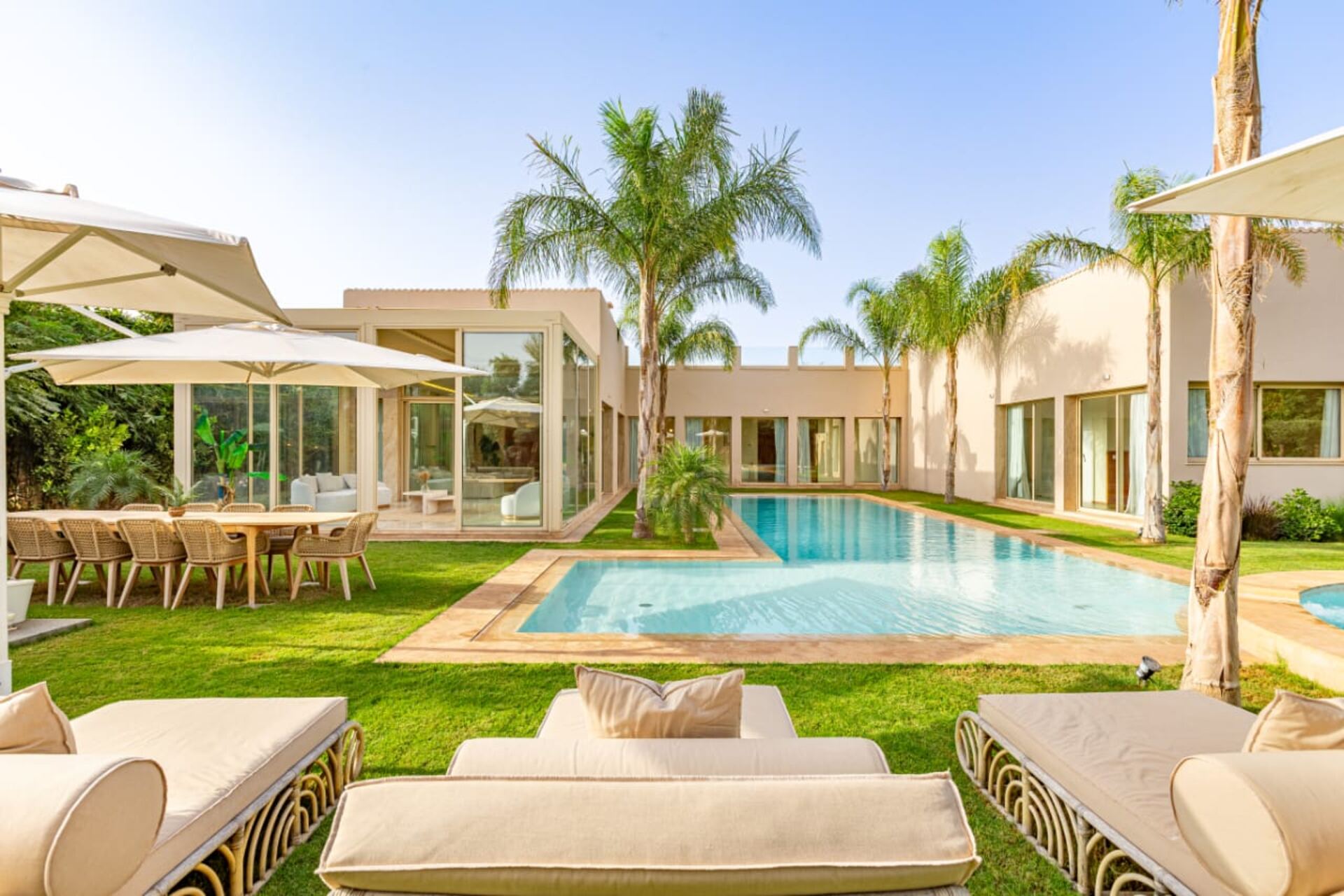 Jardin et piscine d'une villa Halaal Travels