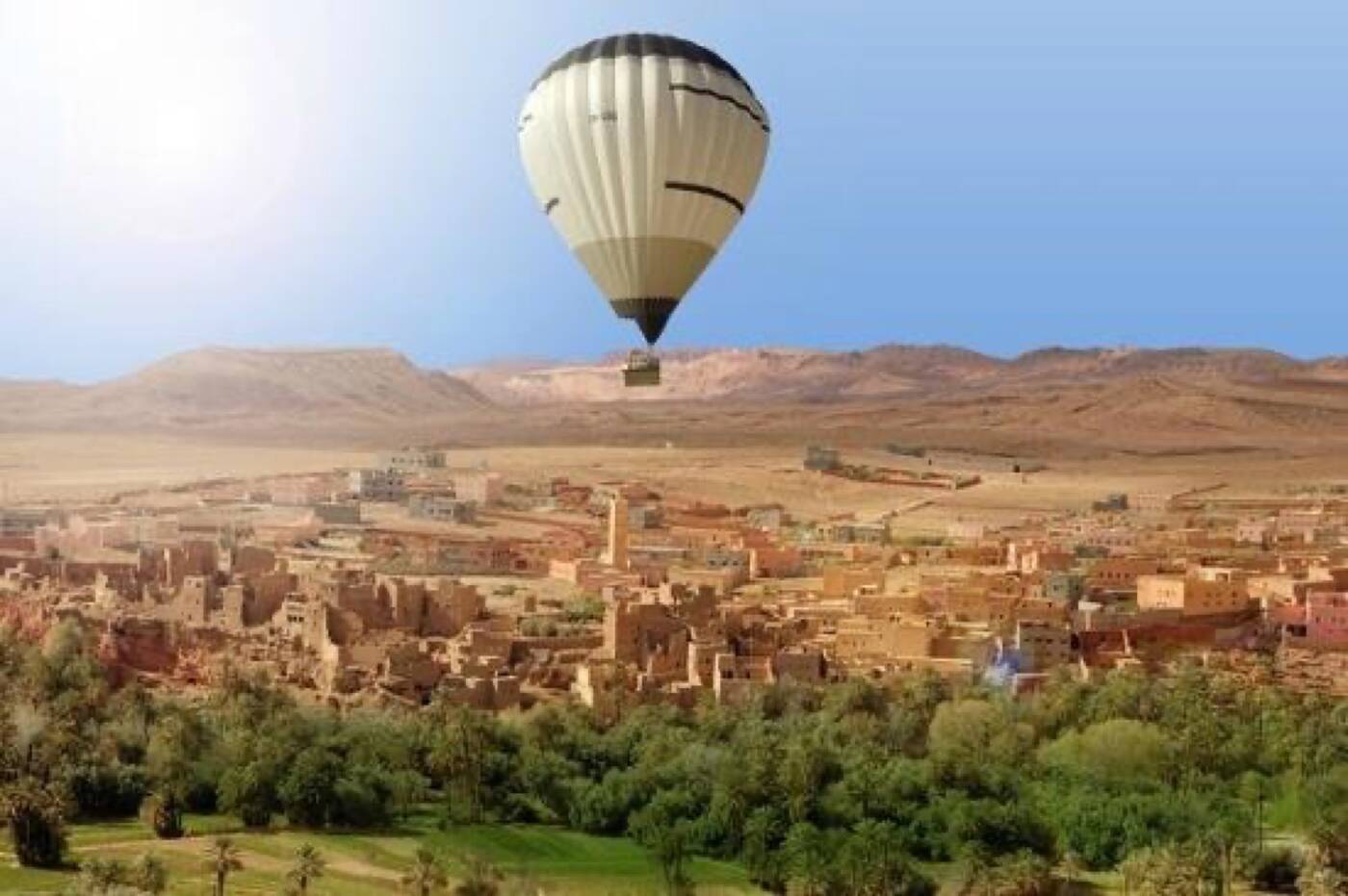 Vol en montgolfière au lever du soleil